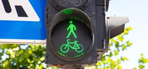 В Киеве на 8 перекрестках появились светофоры для пешеходов и велосипедистов