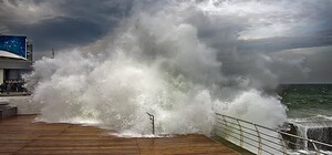 В Одесі вже тиждень шукають підлітка, якого під час шторму унесло хвилею в море
