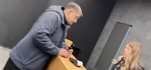 Одеського священика УПЦ МП застали за покупкою останнього айфону