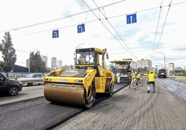 У Києві при ремонті доріг тепер використовують захисне покриття, що на роки збільшує термін експлуатації. 