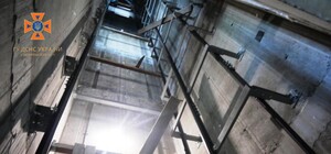 У Запоріжжі під час монтажних робіт у шахті ліфта загинув робітник, ще двоє потрапили до лікарні