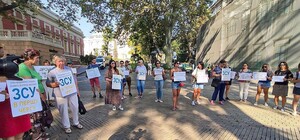 Миллионы на ремонт суда: самая известная одесская волонтерка вышла на одиночный протест 