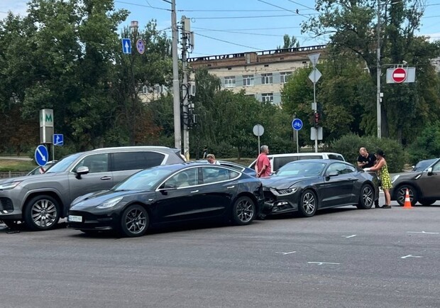 В Киеве четыре элитных авто попали в ДТП: в одной из машин была Даша Квиткова -