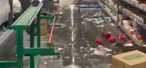 З’явилося відео перших хвилин після атаки ТЦ у Нікополі