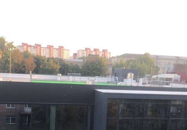 Бережіть голову: у Києві на даху ТРЦ зробили футбольне поле - 