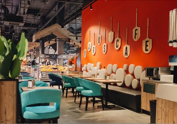 Коворкінг та місце для відпочинку: як кафе у супермаркетах стали конкурентами для ресторанів - фото