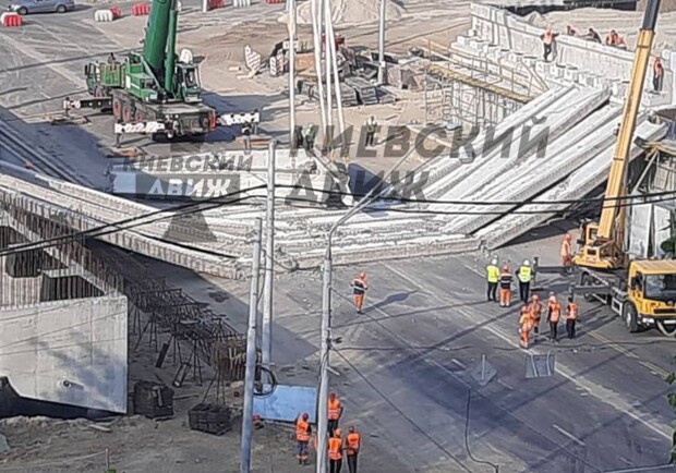 У Києві впали кілька прольотів Дегтярівського мосту на Шулявці 