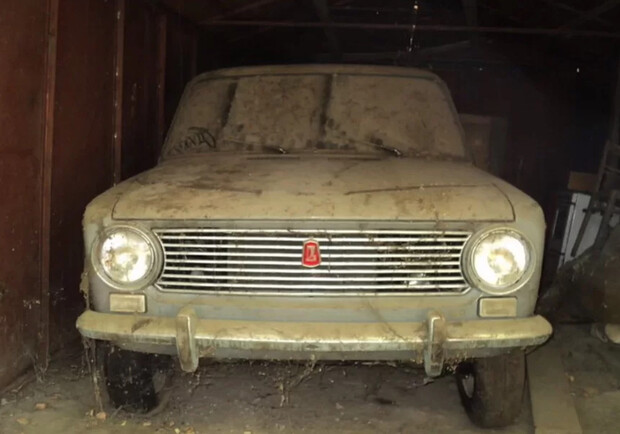 В Ирпене обнаружили "Жигули", которые простояли в гараже 50 лет. 