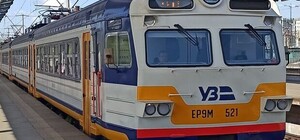 В поездах городской электрички в Киеве теперь остановки объявляют по-английски