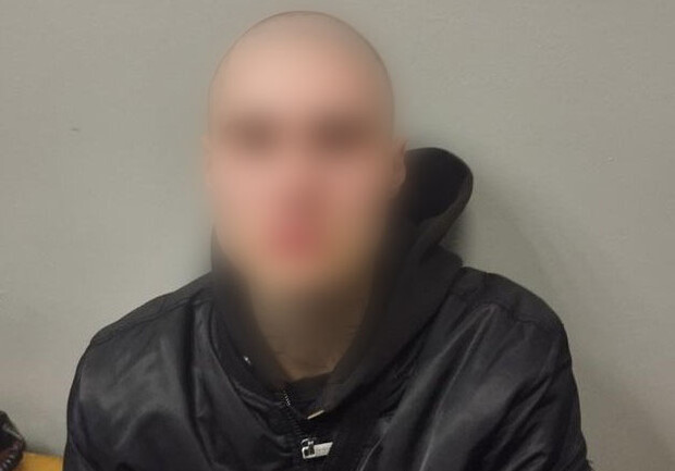 19-летний парень украл у подростка телефон возле метро "Крещатик". 