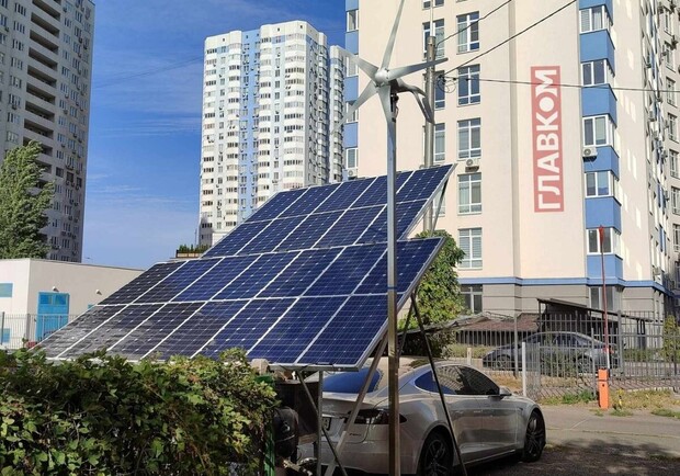 Житель Киева обустроил автономную станцию для зарядки электрокаров во дворе многоэтажки - 