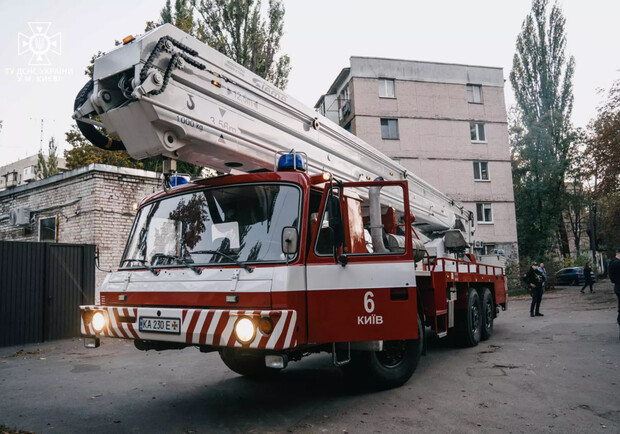 В Киеве два подростка застряли на крыше - 