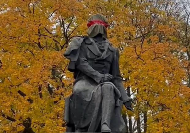 В Киеве снесли бюст Пушкину на территории школы, а скульптуре поэта надели мешок на голову. 