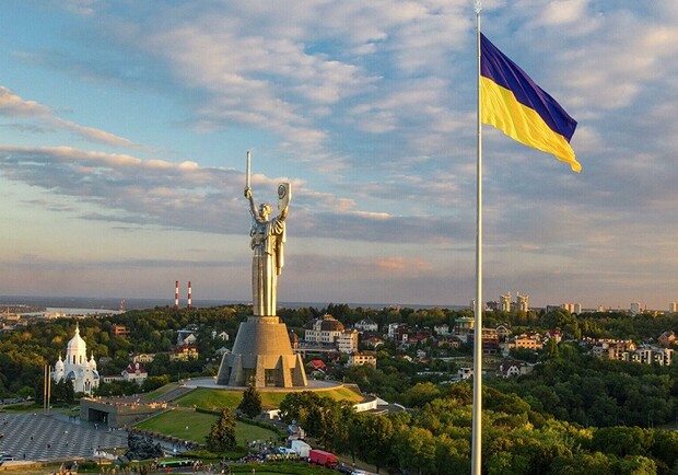 У Києві сильний вітер пошкодив прапор України: що з ним буде - 