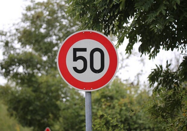 На яких вулицях Києва дозволена швидкість авто знизилася з 80 до 50 км/год: список. 