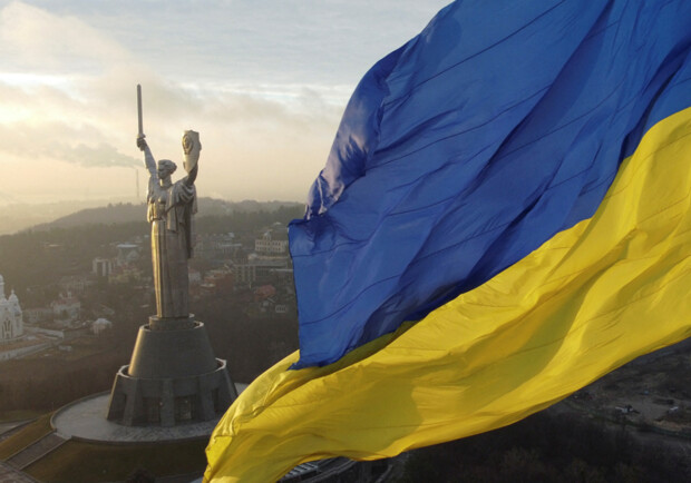 Из-за ухудшения погодных условий главный флаг Украины вновь опустят. 