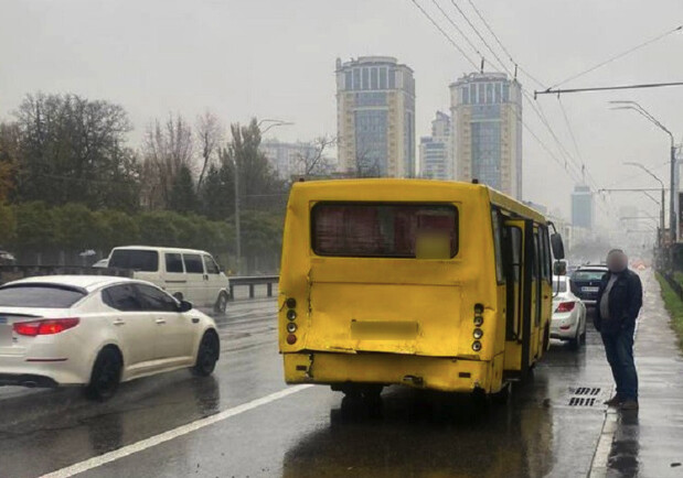 В Киеве столкнулись две маршрутки: пострадали 7 пассажиров. 