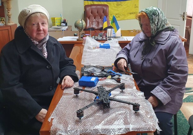 Пенсіонерки з Києва відкладали пенсію, аби купити дрони для ЗСУ. 