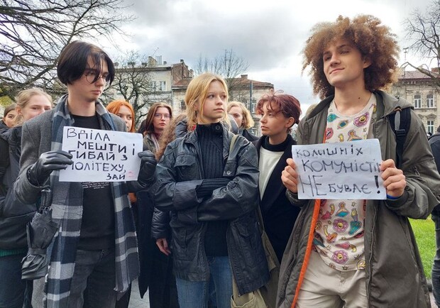Львовские студенты устроили акцию протеста с требованиями уволить преподавательницу Ирину Фарион. 