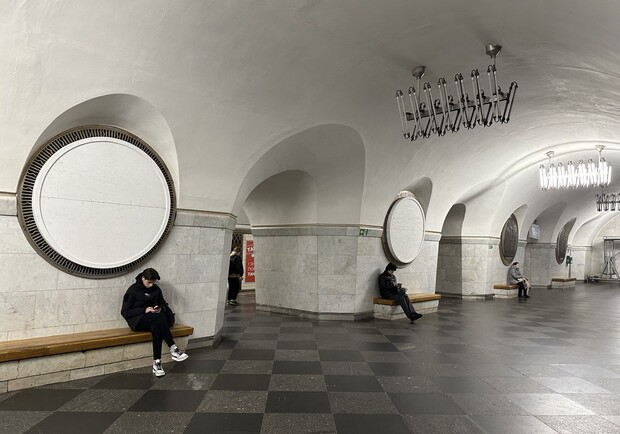 У Києві на станції метро "Вокзальна" маскують комуністичну символіку. 