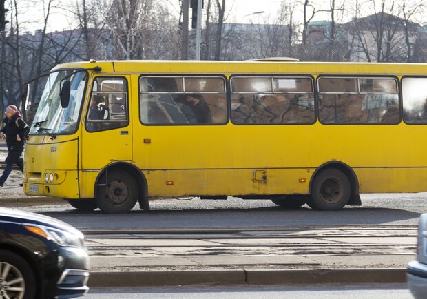 У Києві під час руху маршрутки у водія зупинилося серце. 