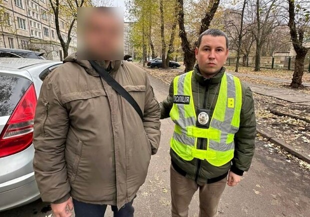 В Киеве мужчина под действием алкоголя возмутился тем, что женщина с ребенком говорили по-украински. 