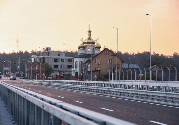 У Київській області відкрили для транспорту міст через річку Ірпінь. 