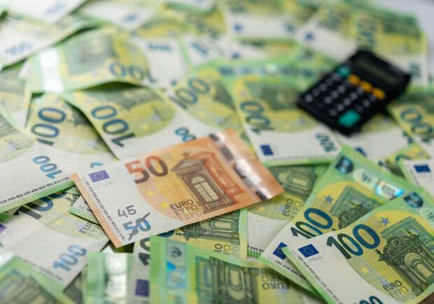 Курс валют в Україні 23 листопада 2023 року: скільки коштує долар і євро. 