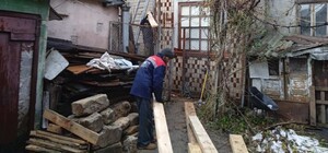 Во время непогоды в Одессе фронтон двухэтажного дома упал на другой дом: здания уже ремонтируют