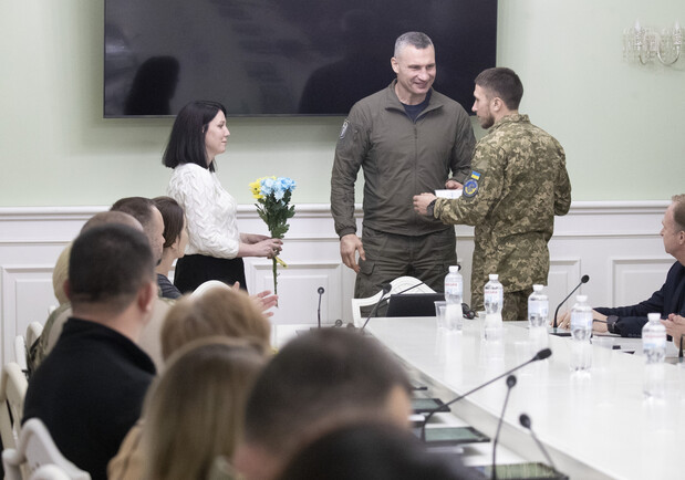 В Киеве семьи военнослужащих получили ордера на квартиры. 