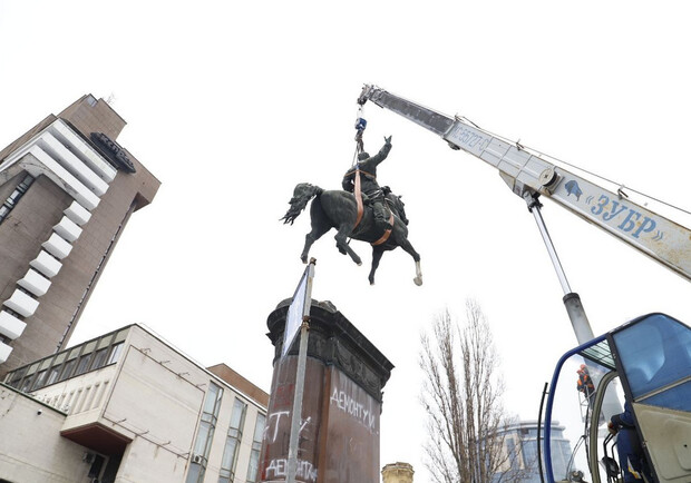 На бульварі Шевченка демонтували пам'ятник Щорсу – фото. 