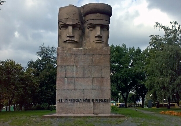 Памятник чекистам с Лыбедской площади увезли в Путивль. 