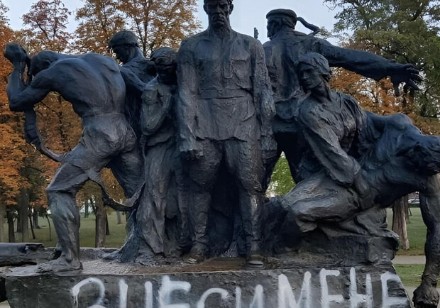 У Дарницькому районі декомунізували пам'ятник "Таращанець". 