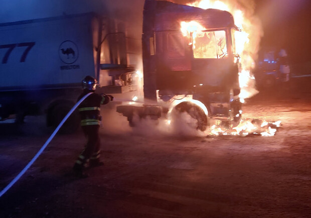 На трасі Київ-Одеса сталася пожежа у вантажівці: відомо про одного загиблого. 