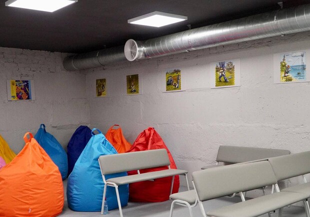 В школе в Киевской области обустроили укрытие за донаты от продаж марок. 