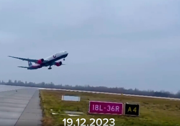 Из Киева сегодня вылетел пассажирский самолет - видео. 