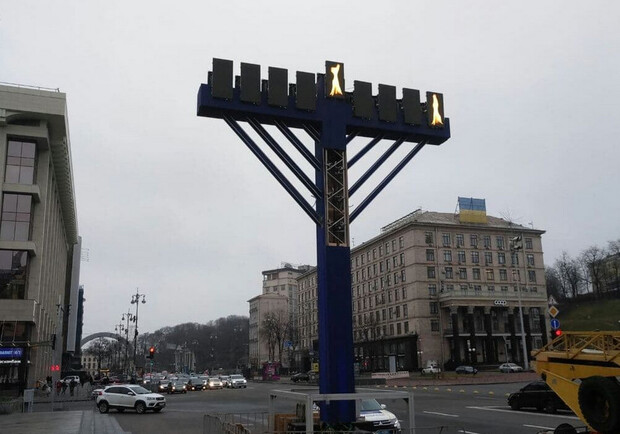 На Майдане Независимости мужчина публично осквернил еврейскую Ханукию - видео. 