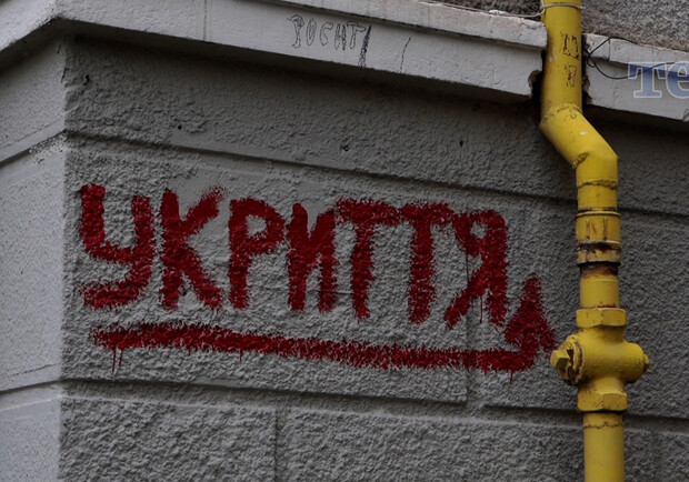 В Киеве в школьном укрытии во время тревоги обрушился потолок. 