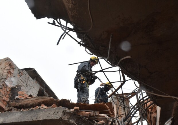 Атака российского беспилотника на Киев спасатели разобрали аварийные конструкции поврежденной многоэтажки. 