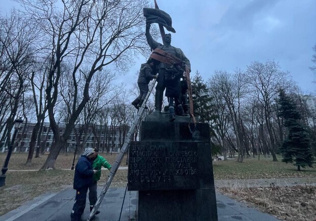 У Києві демонтували пам'ятник учасникам "Січневого збройного повстання 1918 року". 