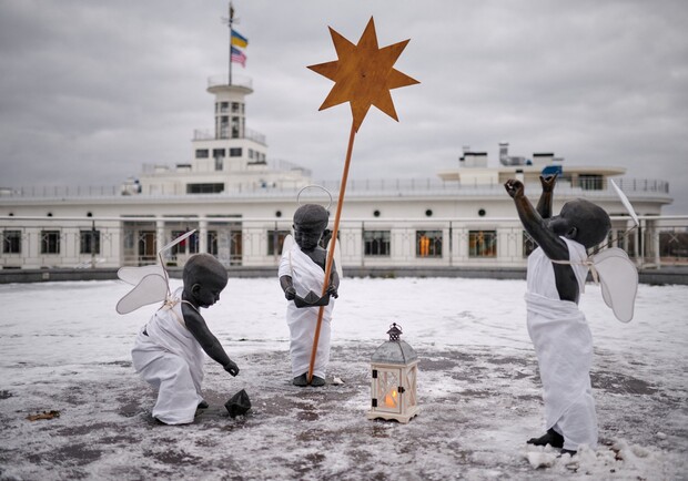 Скульптуры малышей-основателей на Почтовой площади переодели к праздникам - фото. 