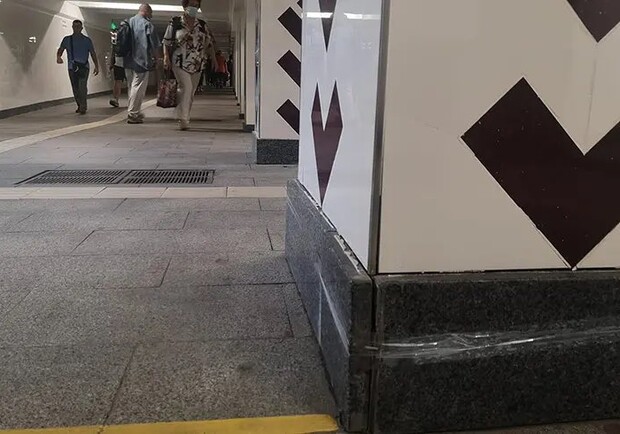 В недавно отремонтированном переходе к метро Святошин отваливается плитка. 