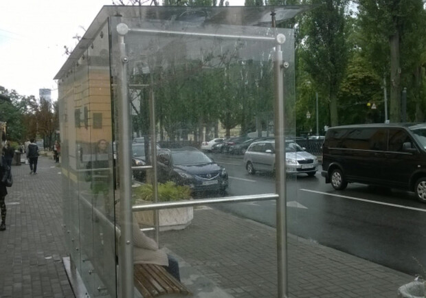 У Києві вирішили встановити скляні зупинки транспорту за 8 млн. грн. 
