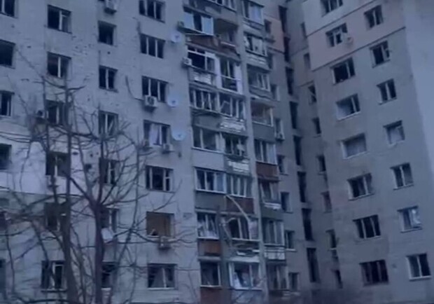 На Київщині встановлюватимуть нові вікна замість вибитих останньою ракетною атакою. 