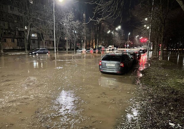 У Києві прорвало водогін та затопило вулицю: відео. 