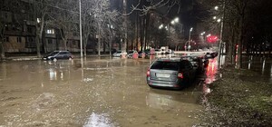 У Києві прорвало водогін і затопило вулицю: відео
