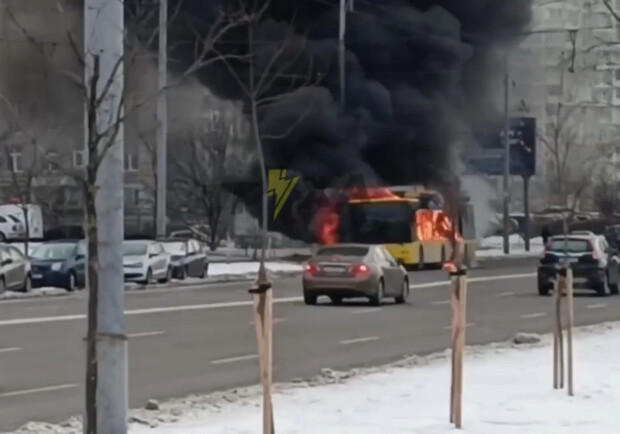В Киеве на Троещине загорелся троллейбус №37А: что говорят в КГГА. 