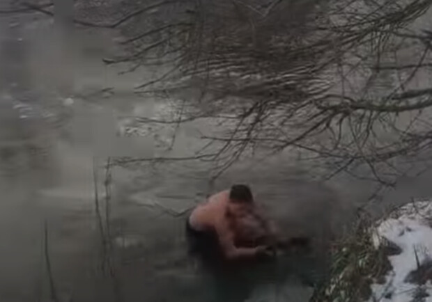 На Київщині комунальник стрибнув у крижану воду, щоб урятувати собаку. 