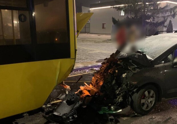 В Киеве произошло дтп: пьяный водитель врезался в маршрутку. 