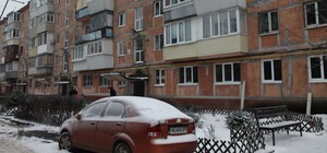 У Дніпрі ремонтують будинки, які постраждали внаслідок ракетного удару